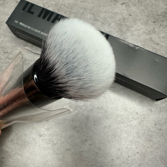 IL MAKIAGE No. 100 Foundation Blending Brush - Picture 2 of 4